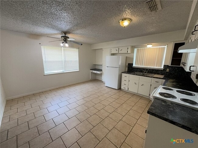 Foto del edificio - 2408 Carnation Dr
