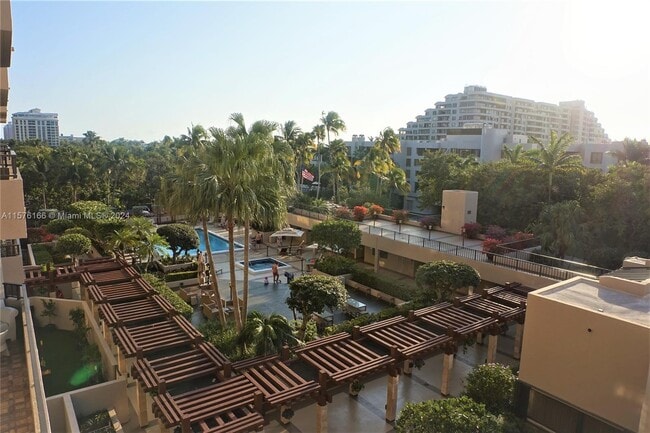 Foto del edificio - 251 Crandon Blvd