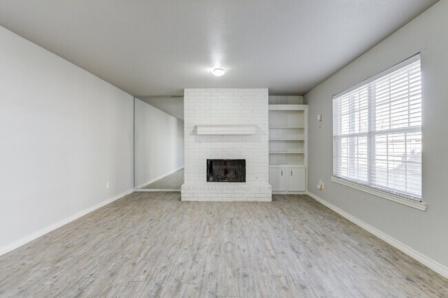 Foto del edificio - Two Story, 2 Bed / 1.5 Bath Duplex with Mo...