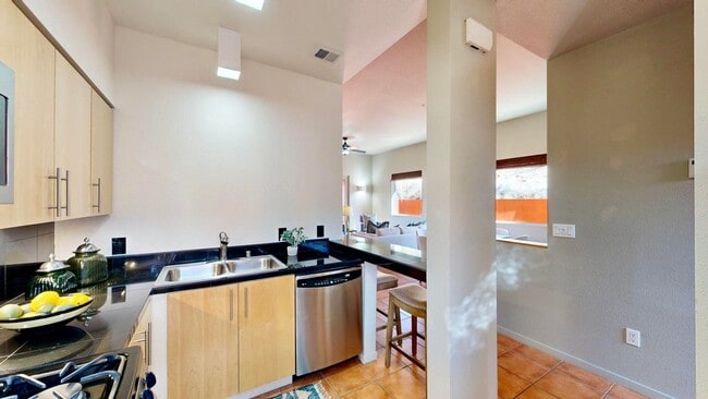 Building Photo - 604 Avenida Villa Hermosa