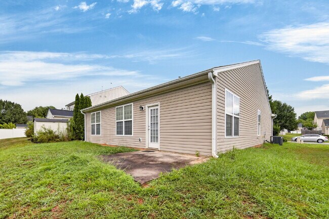 Foto del edificio - Available Now! Charming 3BR Ranch with 2-Car Garage Near Downtown Winston-Salem