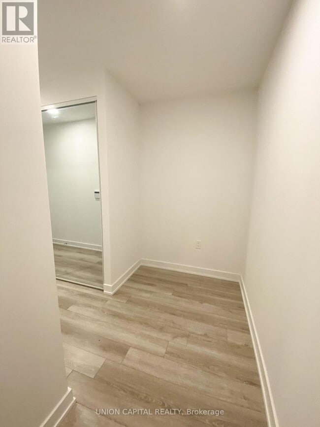 Building Photo - 238 Simcoe St