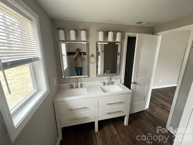 Building Photo - 205 Wood St