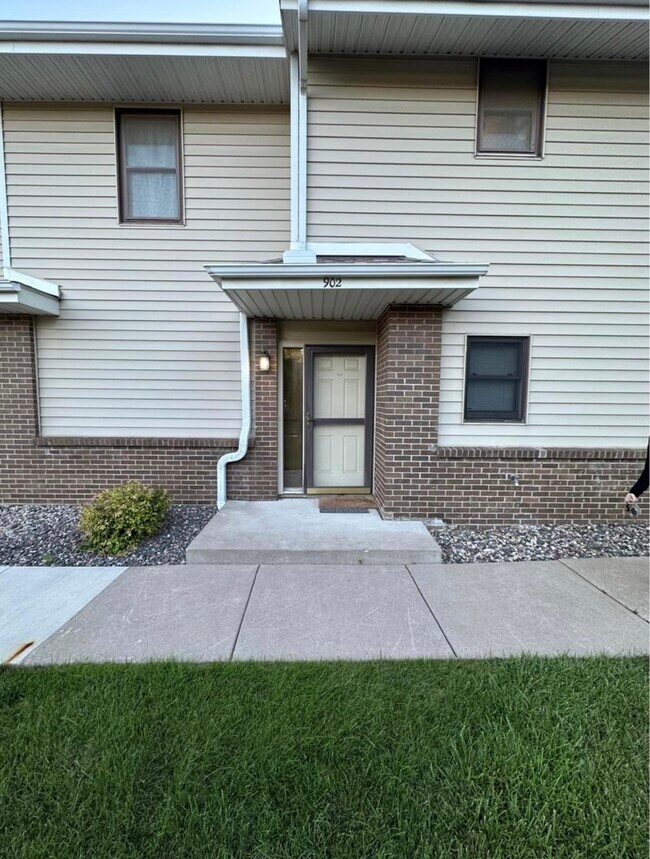 Building Photo - 902 E Travelers Trl