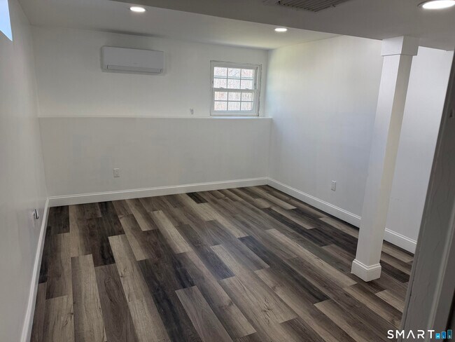 Foto del edificio - 96 Neill Dr