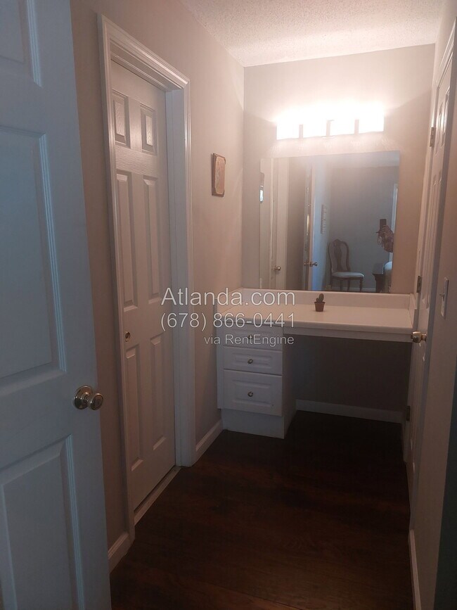 Building Photo - 3595 Woodbriar Cir