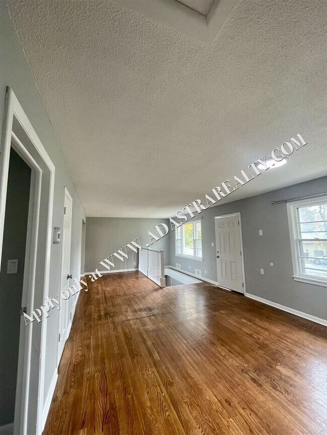 Foto del edificio - Completely Remodeled and Updated 6 Bedroom...