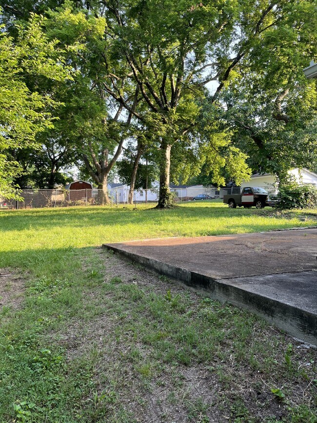 Building Photo - ONE LEVEL 2 BEDROOM 1 BATH MINUTES TO DOWN...
