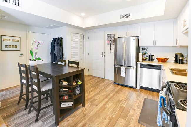 Foto del edificio - 12655 Bluff Creek Dr