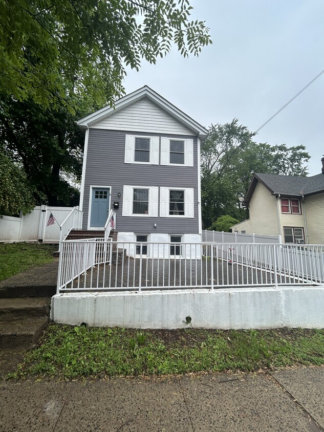 Primary Photo - 6 Charles St