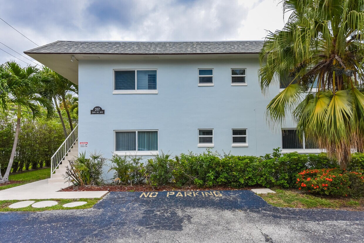 207 Tropic Isle Dr Unit 102, Delray Beach, FL 33483 Condo for Rent in
