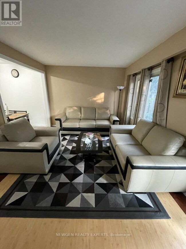 Photo du bâtiment - 2058 Martin Grove Rd