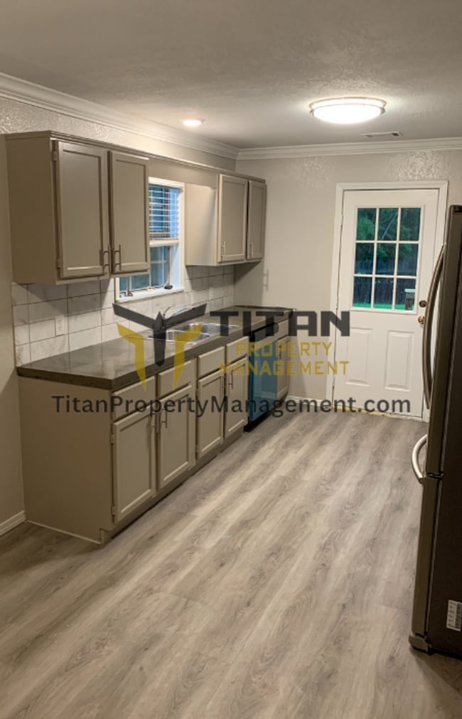 Building Photo - 3b/2b house