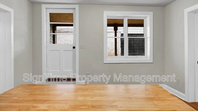 Foto del edificio - 12 S Main St