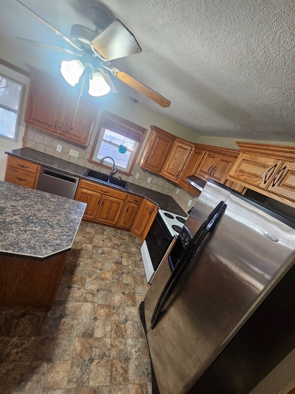 Building Photo - 821 W Spruce St