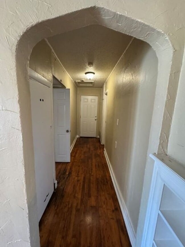 Foto del edificio - 3 bed 2 bath 1 car carport, new paint, wood floors, ready for move in!