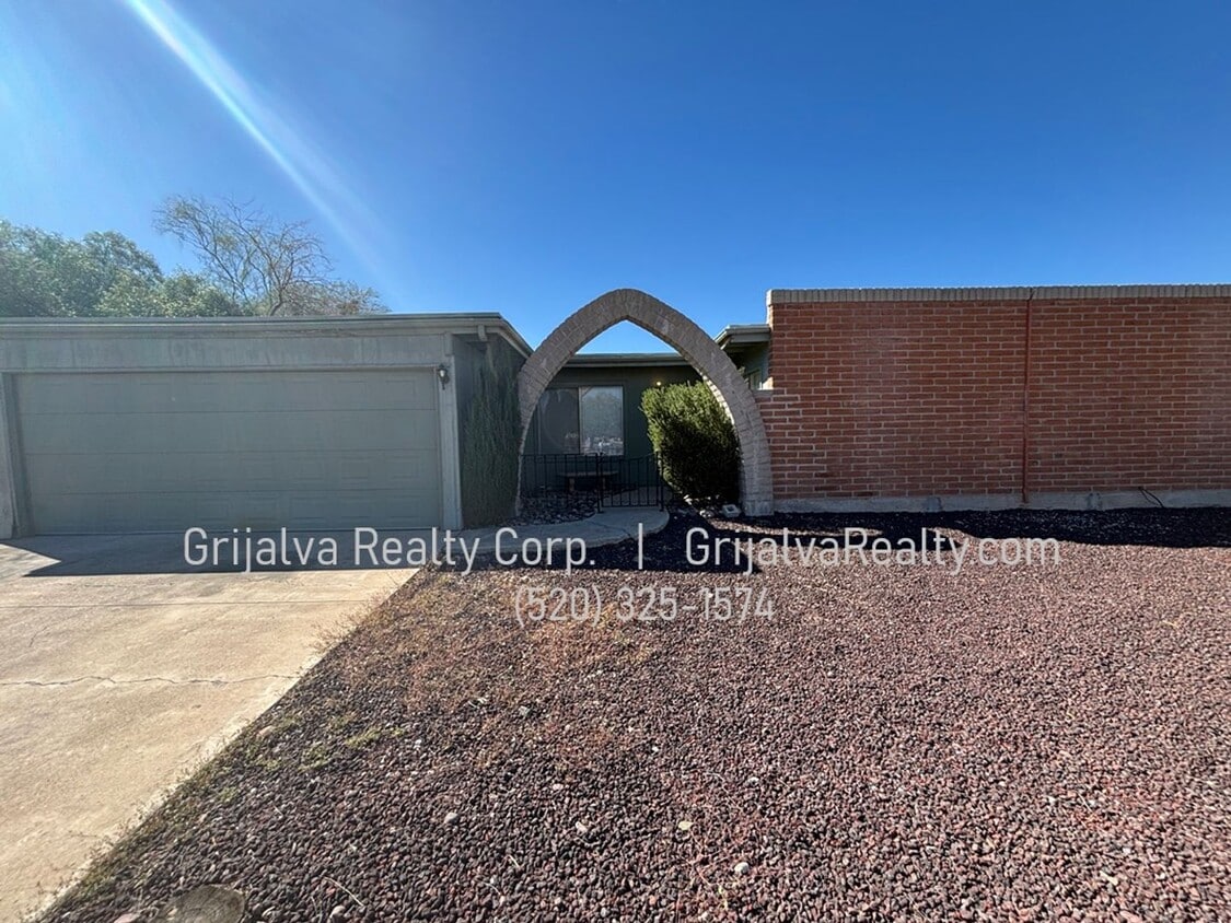 Foto principal - Eastside 4 Bedroom, 2 Bath House w/ Pool f...