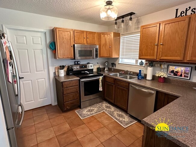 Building Photo - Pet Friendly Charming 3-Bedroom Home in Na...