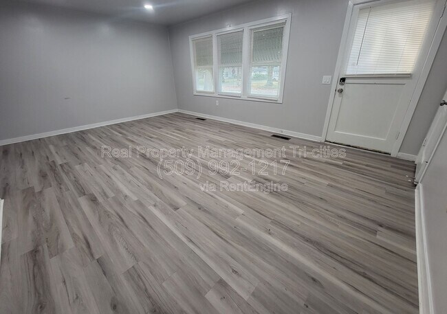 Foto del edificio - 400/402 Barth Ave