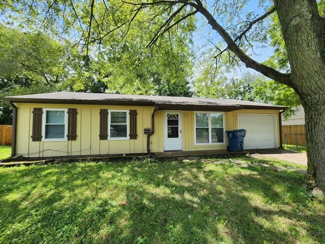 Building Photo - Charming 3 Bedroom Indianapolis Rental wit...