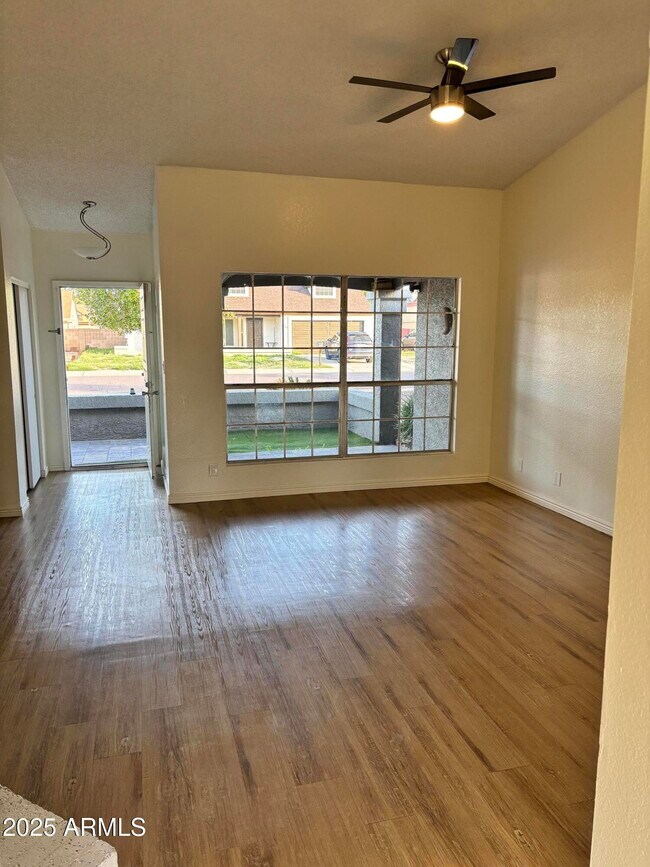 Foto del edificio - 8735 W Hazelwood St