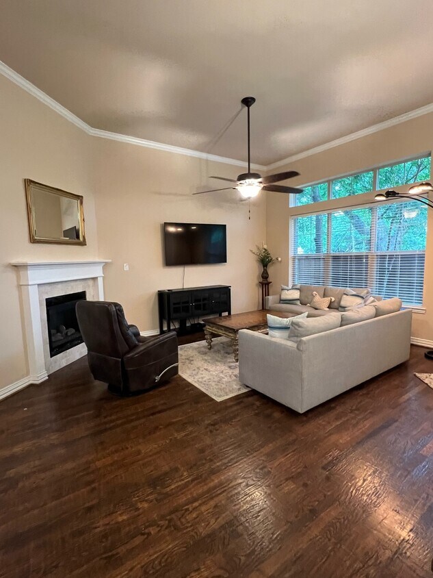 Foto principal - 2211 Eriksson Ln