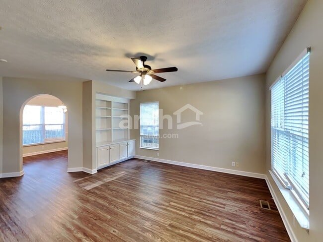 Foto del edificio - 102 Fairgrove Cir