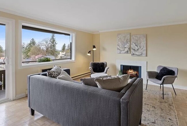 Building Photo - Luxurious 2 Bed, 1.5 Bath Condo with a View!