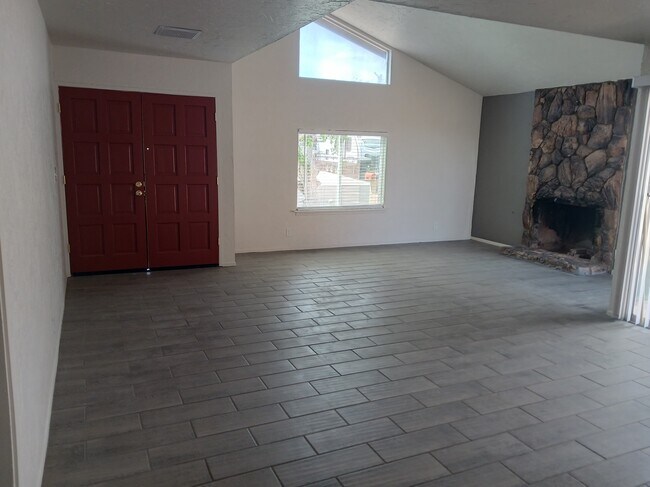 Sala de estar cuando entras - 1230 N Las Posas Ct