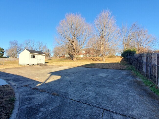 Building Photo - 2611 Airpark Dr