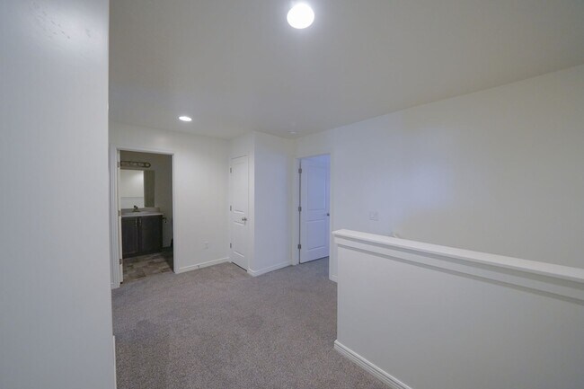 Foto del edificio - Spacious Townhome for Rent – Prime Location!