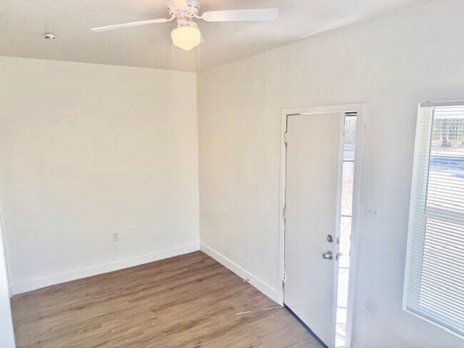 Foto del edificio - Unique Tri plex