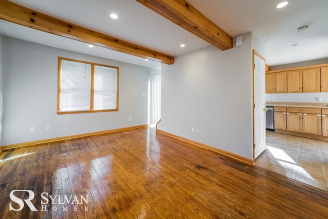 Building Photo - 3BR 1.5BA cottage-style home features a be...