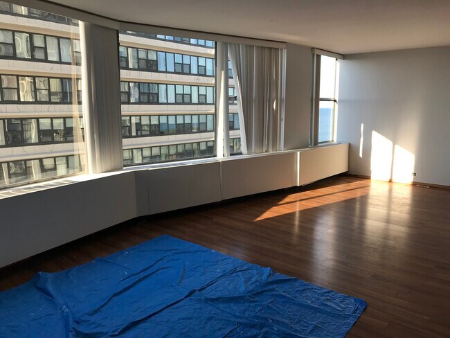 Remodeled to hardwood floors - 5757 N Sheridan Rd