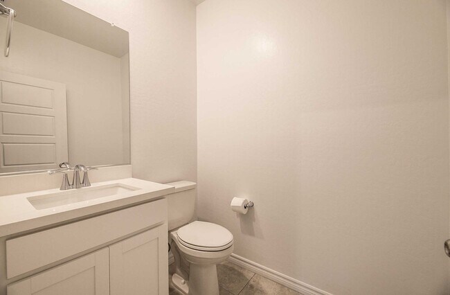 Building Photo - STUNNING 3 BEDROOM TOWNHOUSE!