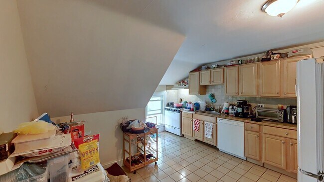 Foto del edificio - 3-bed on top floor in Lower Allston w/2-pa...