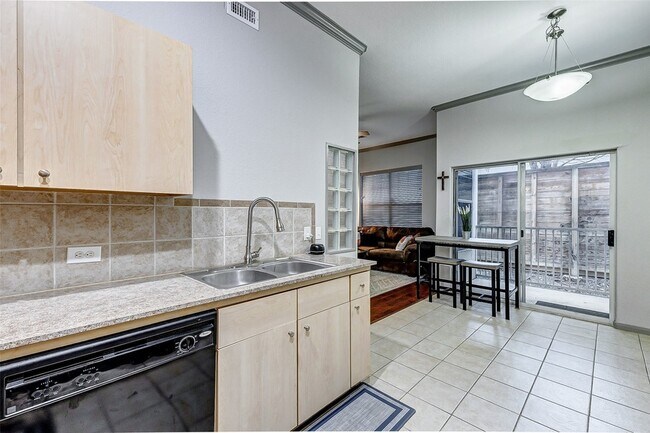 Foto del edificio - 1441 East Street Unit 108