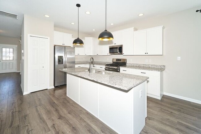 Building Photo - Like New 2 Bedroom 2 Bath in Beautiful Wat...