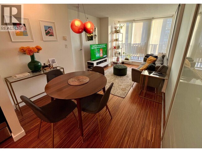 Photo du bâtiment - 328 E 11th Ave