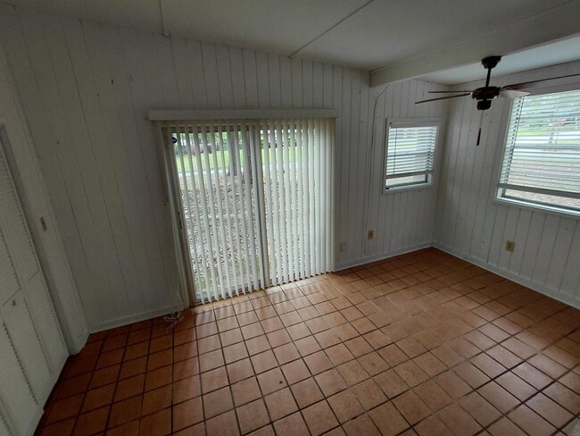 Building Photo - 2412 Almond Dr