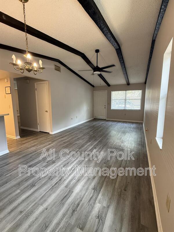 Foto del edificio - 1640 Crystal Park Cir
