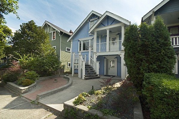 Building Photo - 870 19th Av W