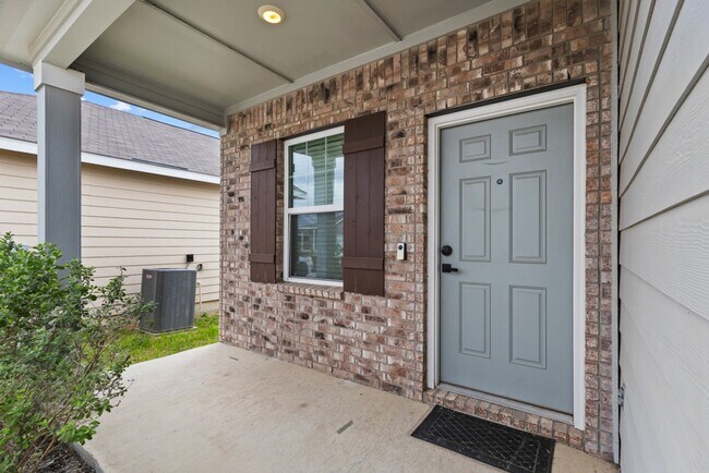 Building Photo - Charming Home Awaits: Spacious & Modern Living in a Prime Location
