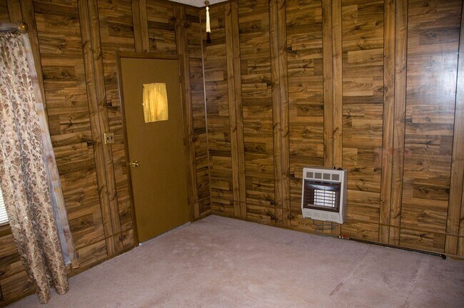 Building Photo - REMARKABLE 2 BED HOME WITH A LOT OF STORAGE