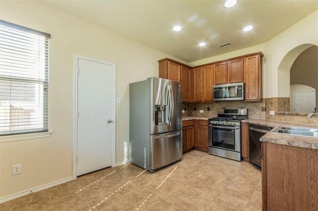 Building Photo - Wonderful 4-Bedroom Home in ShadowGlen for Rent