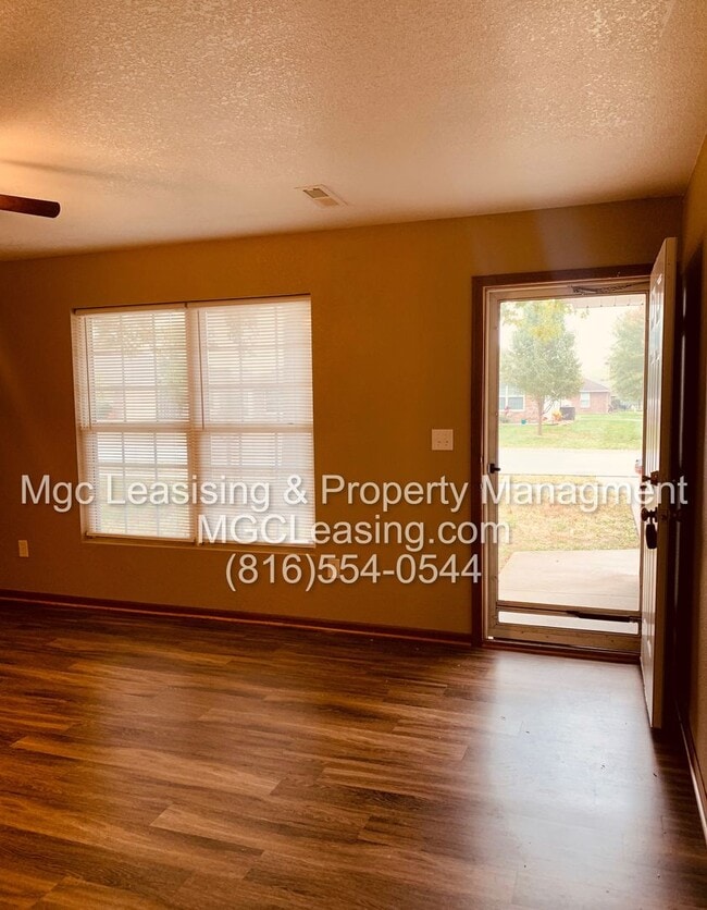 Building Photo - 204-206 NW Parker Dr
