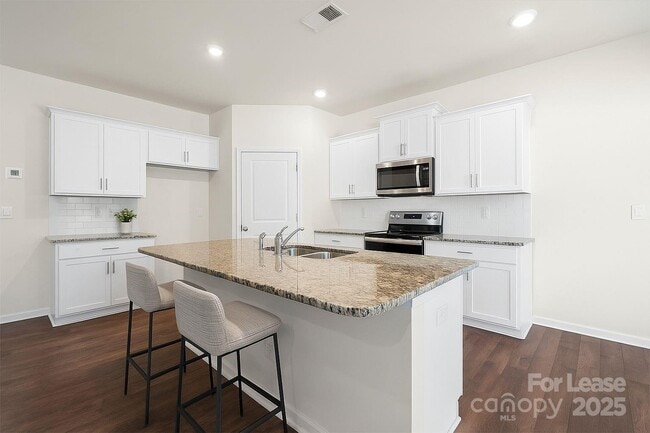 Foto del edificio - 221 Wildflower Dr