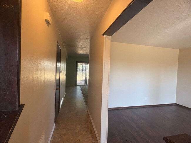 Building Photo - Three bedroom home in Del City