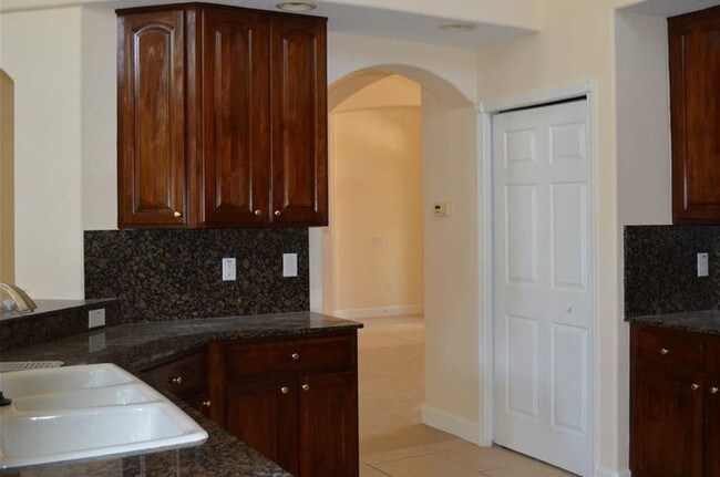 Building Photo - Stunning 5 bedroom 3 Bath Pool Home