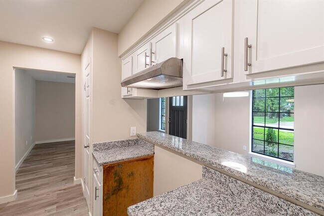 Building Photo - 15 Capewood Ct